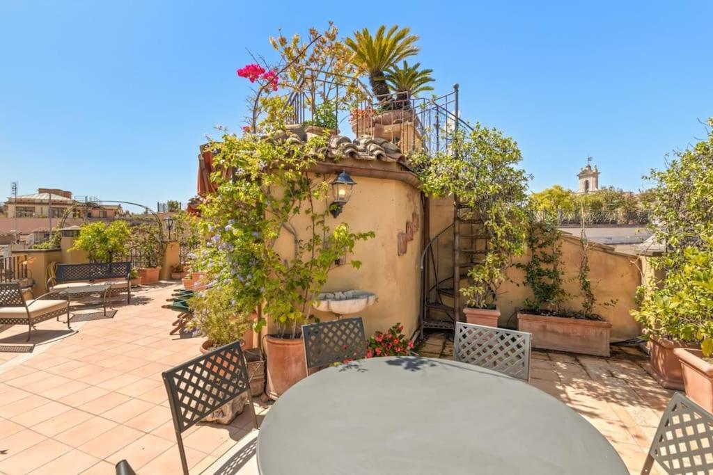 Casa Colonna, A Burghesius Apartment *